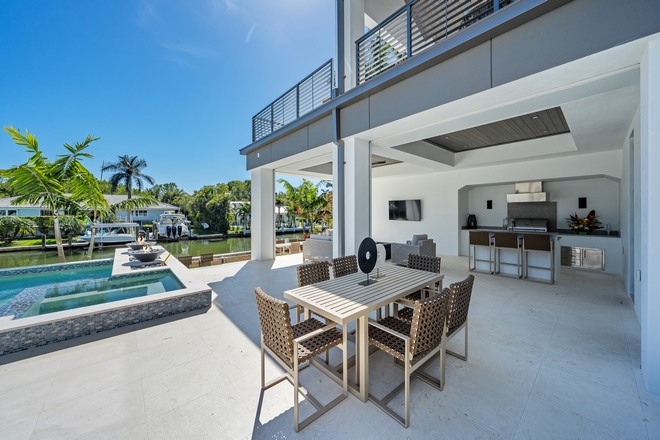 Patio A spacious outdoor kitchen flows into an inviting dining space and living room