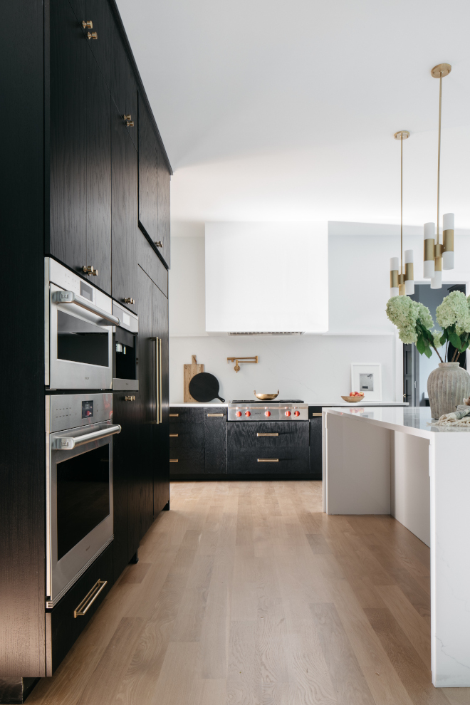 Black Oak Kitchen Red Oak cabinets are stained in Ebony cabinet makers color similar to Varathane Satin Classic Black #BlackOak #blackKitchen #RedOak #blackoakcabinets #Ebonycabinet #cabinetmakers #VarathaneSatinClassicBlack #VarathaneClassicBlack
