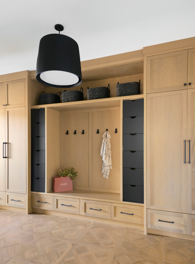 White oak Mudroom This space has been optimized for storage, allowing me to keep everything organized and tidy #Mudroom #WhiteOak #Whiteoakmudroom #Mudroomorganization #organization