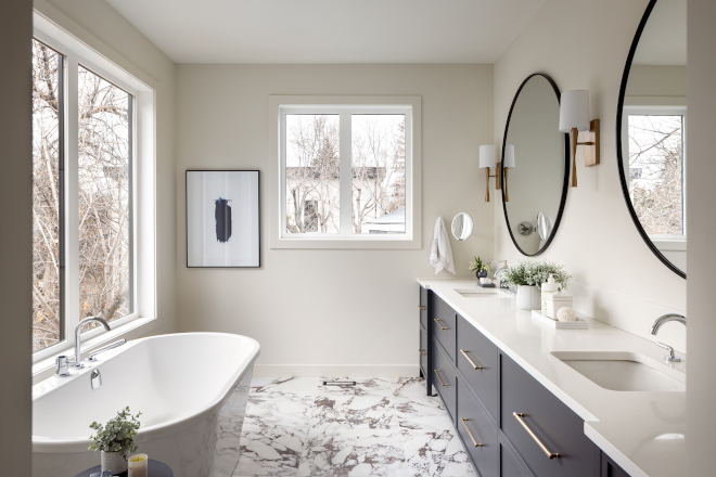 I am loving the crisp combination of neutral walls and charcoal gray cabinets in Benjamin Moore Wrought Iron #colorcombination #neutralwalls #charcoalgray #cabinets #BenjaminMooreWroughtIron