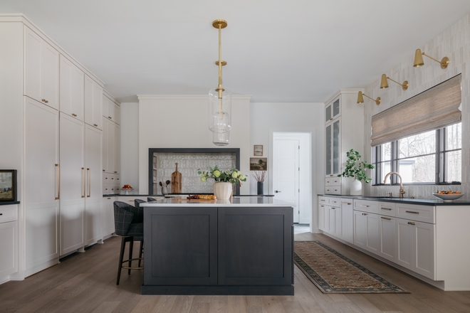 There's something so classy and elegant about this kitchen that I can not take my eyes out of it #kitchen #elegantkitchen