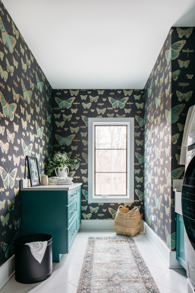 Laundry room walls clad in a bold butterfly wallpaper Laundry room walls clad in a bold butterfly wallpaper #Laundryroom #bold #butterfly #wallpaper