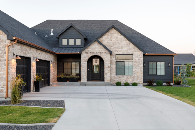 Limestone siding with Black accents in Benjamin Moore Graphite #Limestone #siding #Blacksiding #BenjaminMooreGraphite #BenjaminMoore