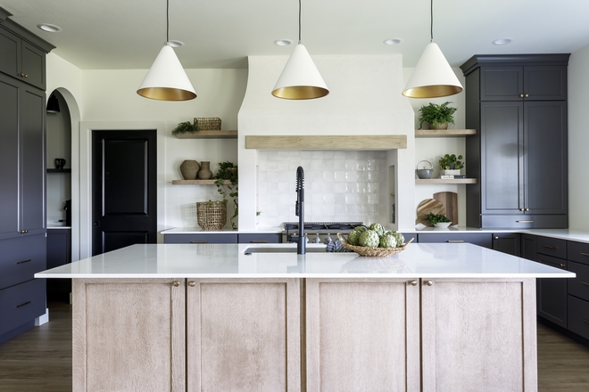 Kitchen Dark perimeter cabinets This kitchen brings in more of that beautiful juxtaposition of light and dark #Kitchen #Darkcabinet #perimetercabinets #beautifulkitchen #juxtaposition #lightanddark