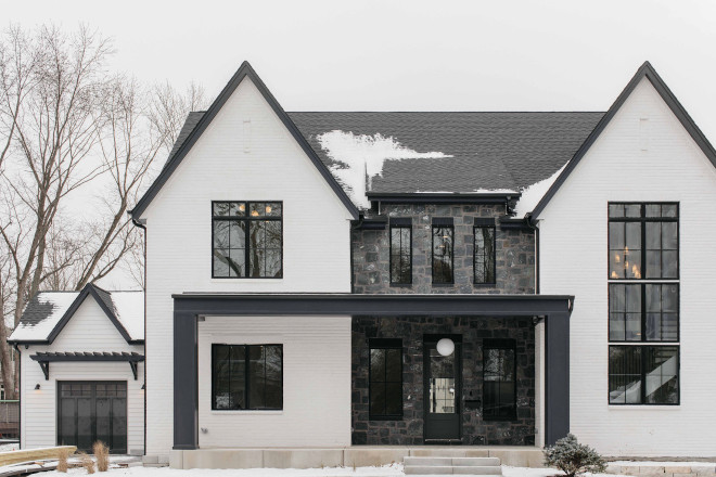 Black and white modern farmhouse Today we are touring this Black and white modern farmhouse on Home Bunch Black and white modern farmhouse #Blackandwhite #modernfarmhouse #touring #Blackandwhitemodernfarmhouse #farmhouse
