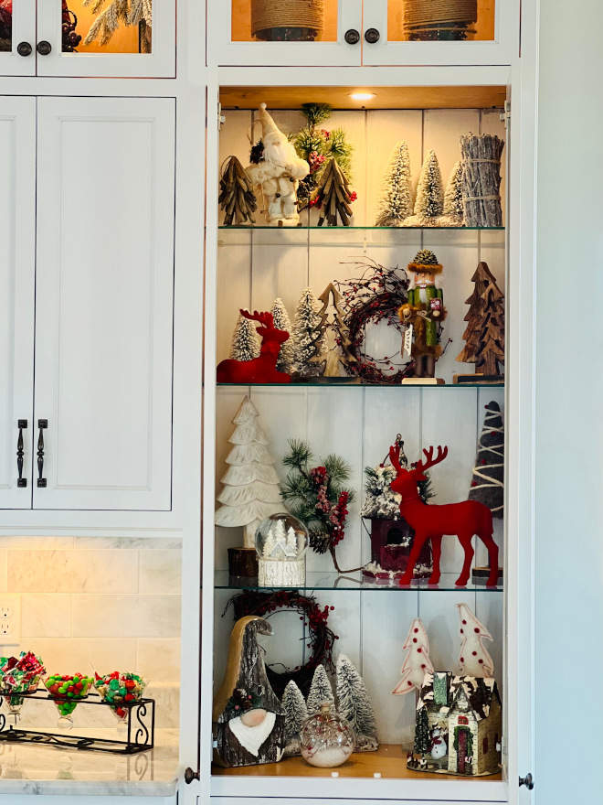 Our kitchen is a lot of white so the bright reds and rustic holiday decor all really pop #kitchen #holidaydecor