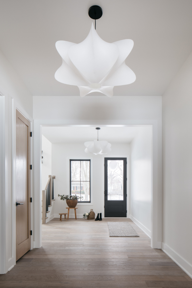 Sherwin Williams Snowbound is such a soft white and it looks beautiful with white oak hardwood floor #SherwinWilliamsSnowbound #softwhite #whiteoak #hardwoodfloor