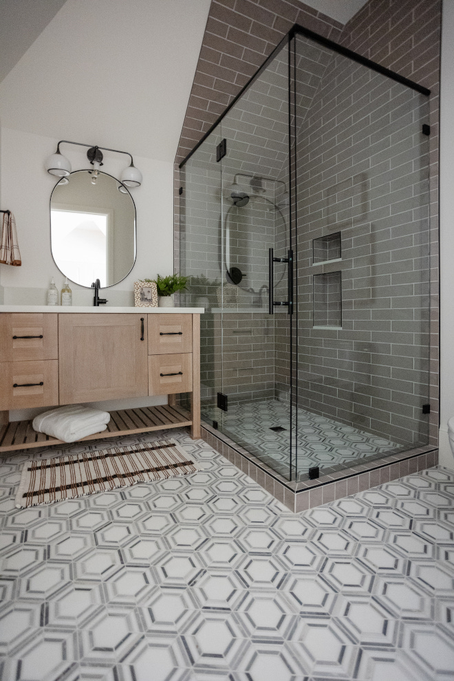 I really like the tile combination in this bathroom neutral #tilecombination #bathroom #neutraltile