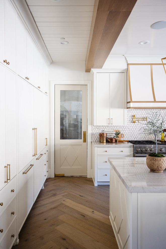 White Kitchen cabinet in Benjamin Moore Swiss Coffee and pantry door in Benjamin Moore Natural Cream paint color #WhiteKitchencabinet #BenjaminMooreSwissCoffee #pantrydoor #BenjaminMooreNaturalCream #paintcolor