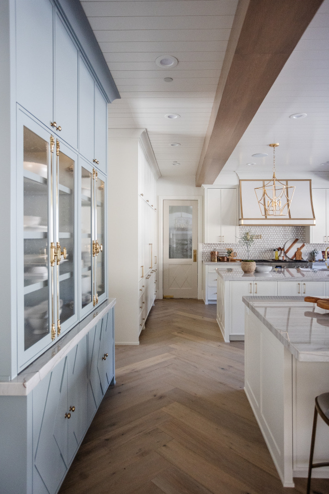 Wide plank hardwood flooring laid in herringbone pattern throughout the kitchen Wide plank hardwood flooring laid in herringbone pattern throughout the kitchen #Wideplankhardwoodfloor #herringbonepattern #kitchen