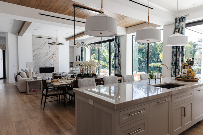 The kitchen and dining spaces were thoughtfully designed with guests in mind to ensure ease of entertaining in this coastal home #kitchen #dining #design #entertaining #coastalhome