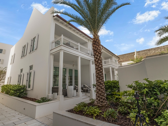 This dreamy beachside townhouse is located in the 30A area of Florida, just steps to the Gulf of Mexico and Alys Beach #beachside #townhouse #30A #Florida #GulfofMexico #AlysBeach