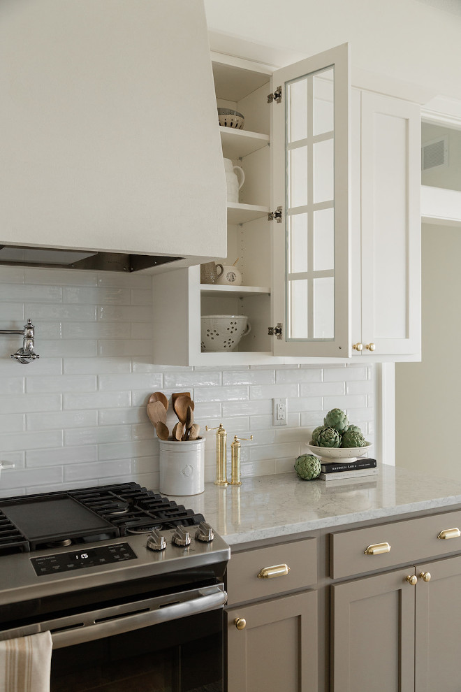 Glass cabinets clad the plaster kitchen hood Glass cabinets clad the plaster kitchen hood #Glasscabinet #kitchenhood