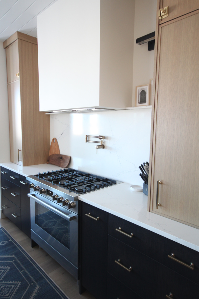 Two-toned white oak kitchen with White Oak Slim Shake Door and black lower cabinets #Twotoned #whiteoakkitchen #WhiteOak #SlimShakeDoor #blacklowercabinet