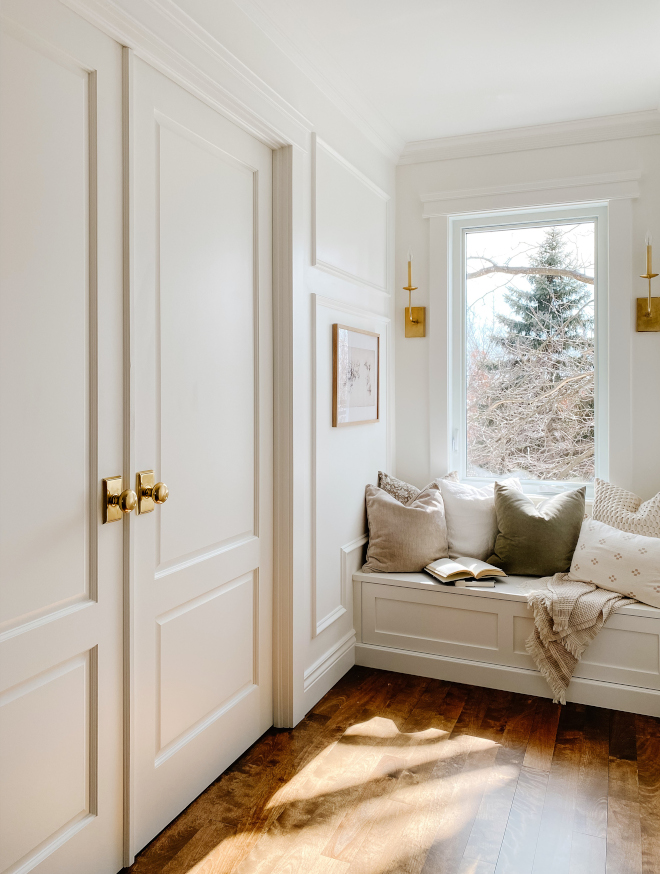 Benjamin Moore Simply White Benjamin Moore Simply White Trim wall Wainscotting Paint Color Benjamin Moore Simply White #BenjaminMoore #BenjaminMooreSimplyWhite #Whitepaintcolor #WhiteTrim #Whitewall #Wainscotting #PaintColor