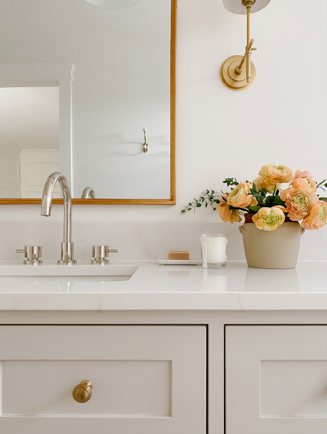 Warm elements create a welcoming feel in this bathroom and throughout this home Warm elements create a welcoming feel in this bathroom and throughout this home #Warm #welcoming #bathroom #home