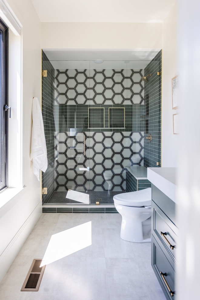 Offering a neutral base this is a bathroom design that perfectly balances neutral elements with hints of color and vibrant patterns