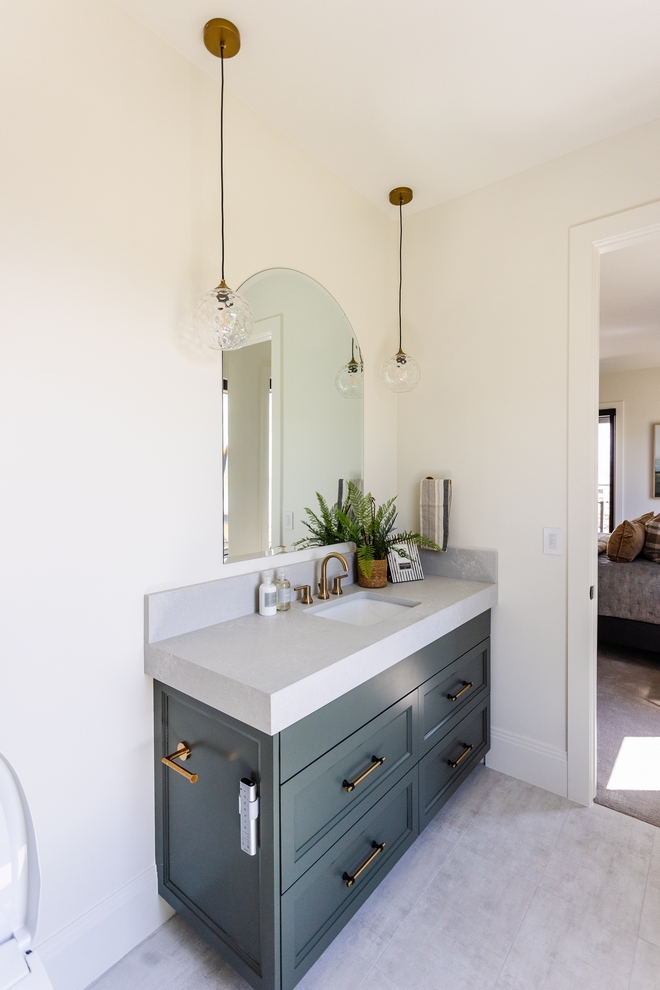 Benjamin Moore OC-45 Swiss Coffee