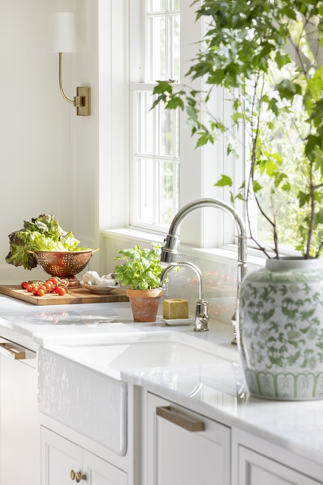 Benjamin Moore White Dove with Statuarietto Marble Polished Countertop
