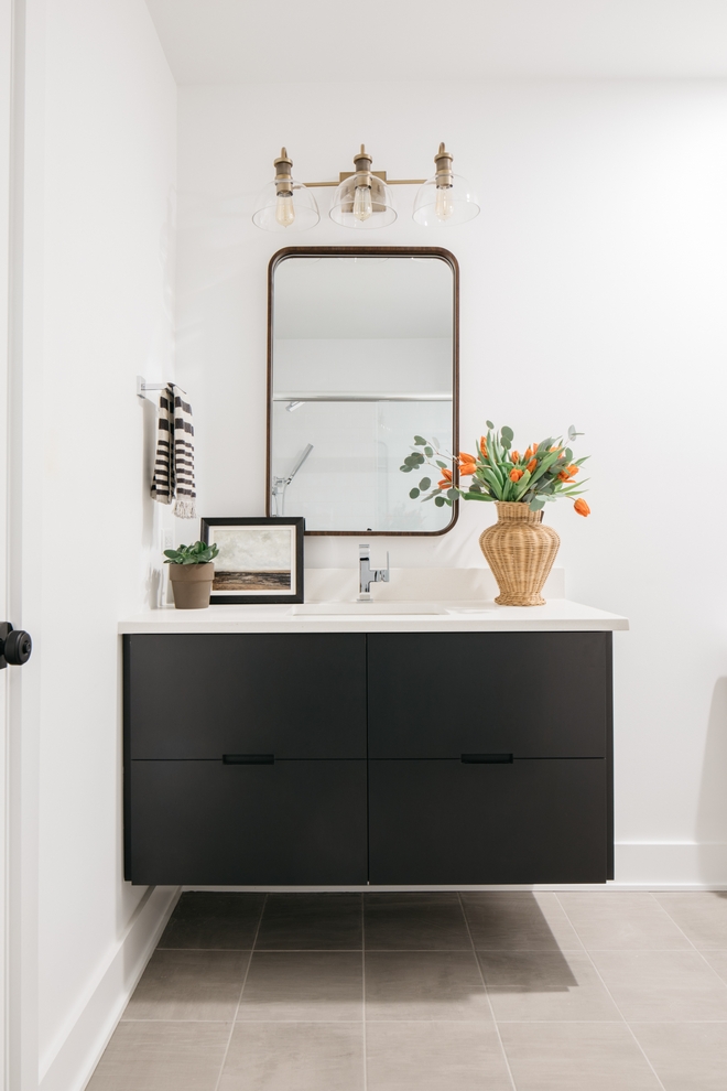 Benjamin Moore Chantilly Lace paint color