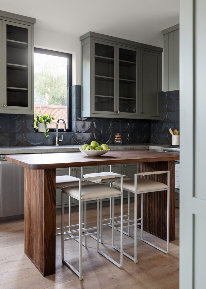 Walnut kitchen island with a solid wood top and a fluted wood base Walnut kitchen island with a solid wood top and a fluted wood base #Walnutkitchenisland #kitchenisland #flutedkitcheisland