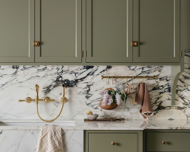 Green Traditional Kitchen with Marble Backsplash and Brass Rail Styling Green Traditional Kitchen with Marble Backsplash and Brass Rail Styling Green Traditional Kitchen with Marble Backsplash and Brass Rail Styling Green Traditional Kitchen with Marble Backsplash and Brass Rail Styling #Greenkitchen #TraditionalKitchen #MarbleBacksplash #Brass #RailStyling