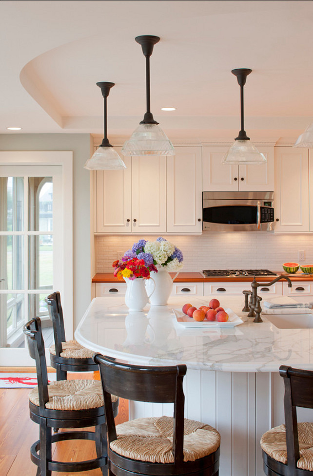 Kitchen Island. Great Kitchen Island Design! It's not too big, just perfect! Kitchen Island #KitchenIsland #Island #Kitchen #Interiors