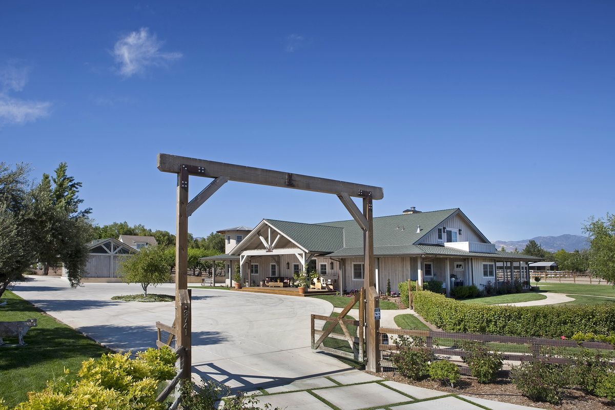 Country Home - Home Bunch Interior Design Ideas