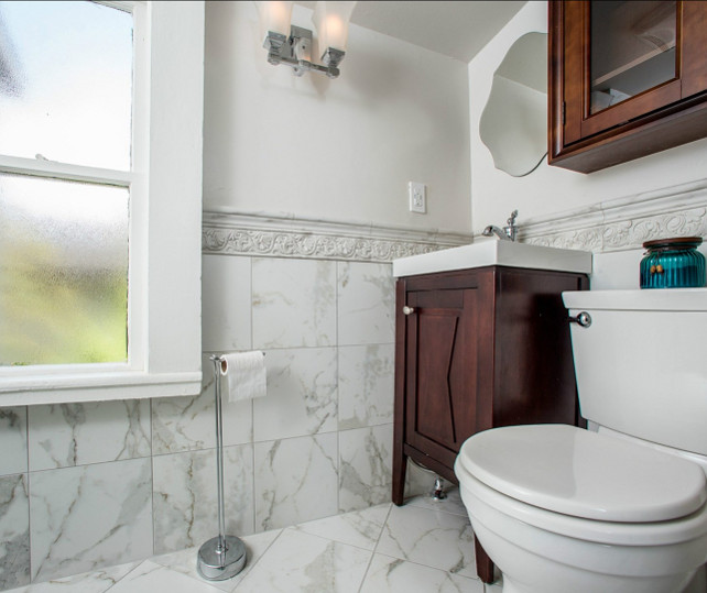 Bathroom Design. Great finishins in this small bathroom. I really like the faux white marble tiling. #Bathroom #SmallBathroomDesign #SmallSpaces