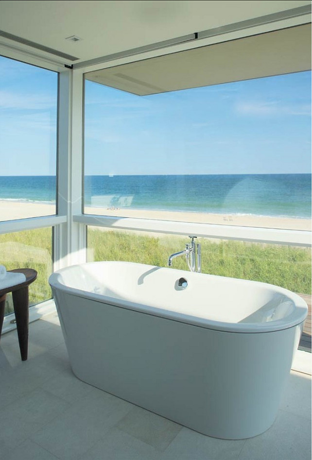 Bathroom with ocean view. Stelle Lomont Rouhani Architects.