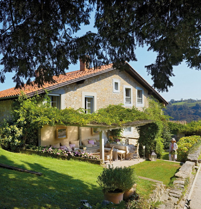 French Country Cottage With Christmas Decor Home Bunch Interior