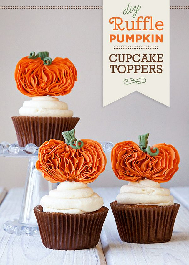 DIY Thanksgiving Dekor Ideen. DIY Rüschen Kürbis Cupcake Topper. #DIYThanksgivingDecor über Hostess mit der Mostess.