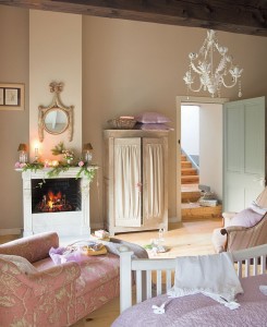 French Country Cottage with Christmas Decor - Home Bunch Interior ...