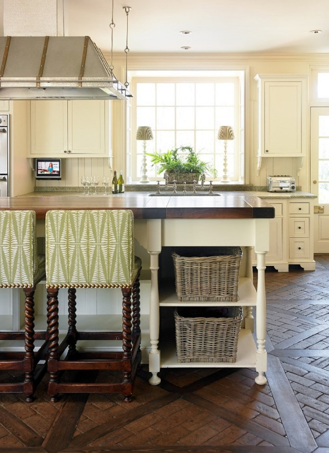 Kitchen Flooring. Kitchen Flooring Ideas. Kitchen brick and wood flooring. #Kitchen #KitchenFlooring #Brick #Wood Liz Williams Interiors.