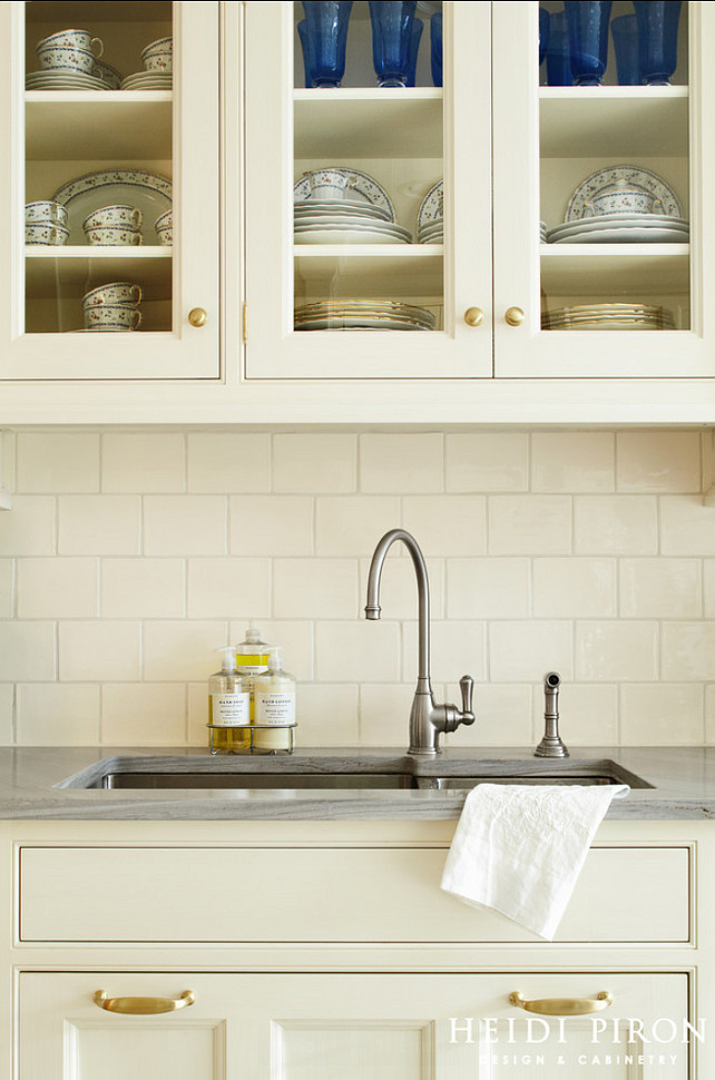 Kitchen Hardware Ideas. Brass Hardware. White kitchen cabinet with brass hardware. #KItchenHardware #BrassHardware