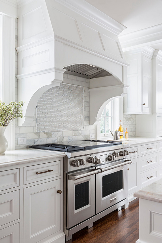 Kitchen Hood. Curved Hood with Corbels. Curved Kitchen Hood with corbel. White Kitchen Hood. #Kitchen #KitchenHood #CurvedKitchenHood #Corbel #KitchenCorbel Casa Verde Design