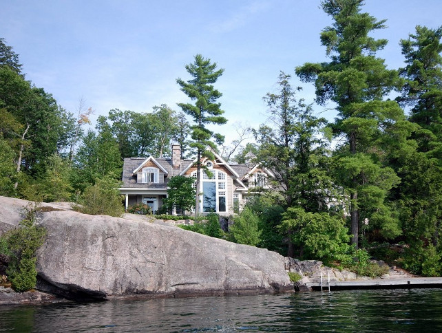 Muskoka Lake Cottage Design. #MuskokaLakeCottageDesign #Architecture #LakeHouse Via Home Bunch.