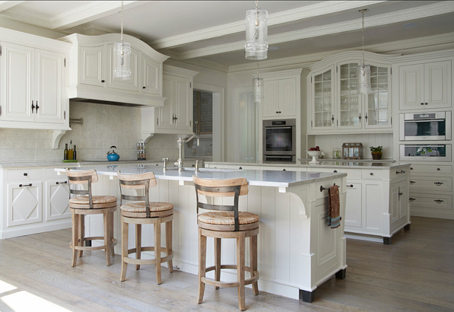 Off White Kitchen. Great paint color in this off white kitchen. Similar Paint Color White Dove OC-17 by Benjamin Moore #OffWhiteKitchen #Kitcehn #PaintColo3 #BenjaminMoore