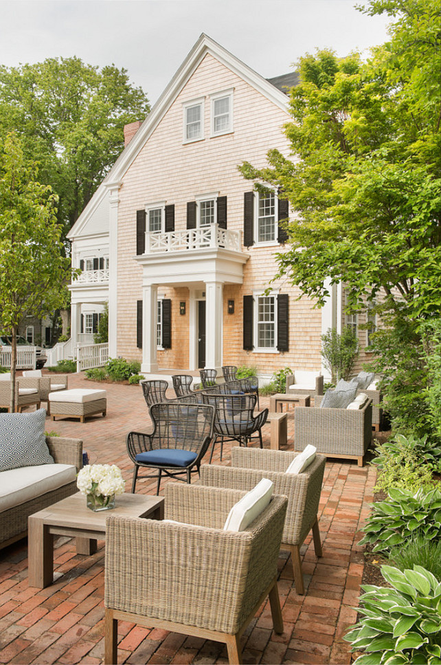 Shingle Home. Traditional Shingle Home Design. Shingle Home Exterior #ShingleHome #ShingleHomeExterior #ShingleHomeDesign Ben Gebo Photography. Annsley Interiors.