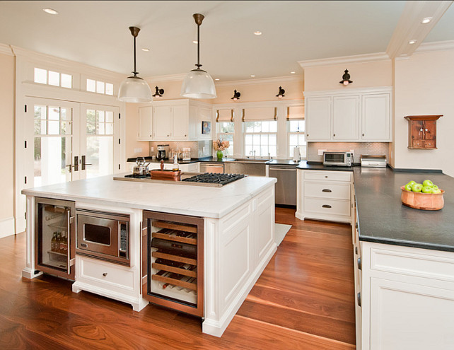 Kitchen Layout. The layout in this kitchen is great for cooking (large island) and entertaining (peninsula). #Kitchen #KitchenLayout 